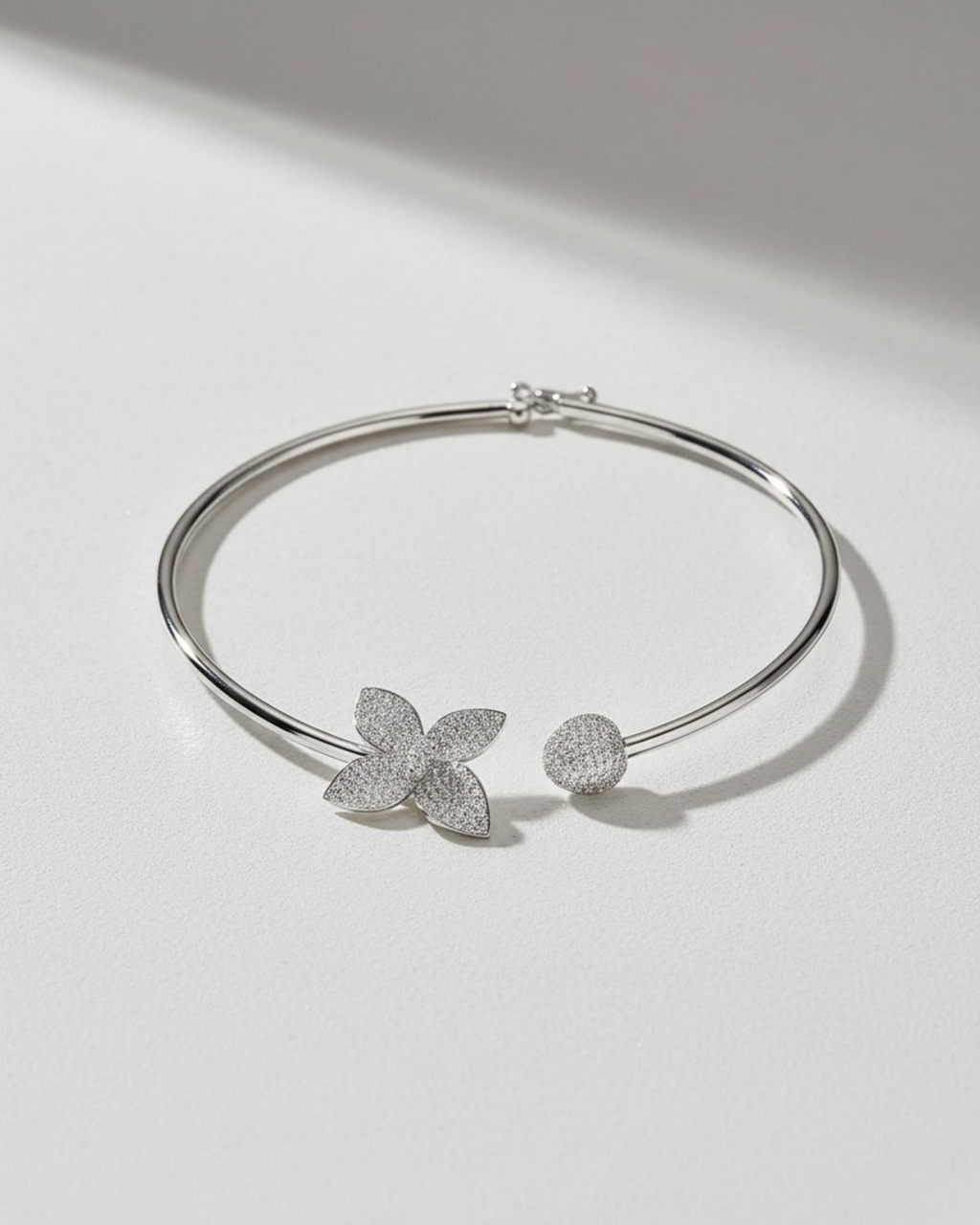 BUTTERFLY GLOW NECKLACE