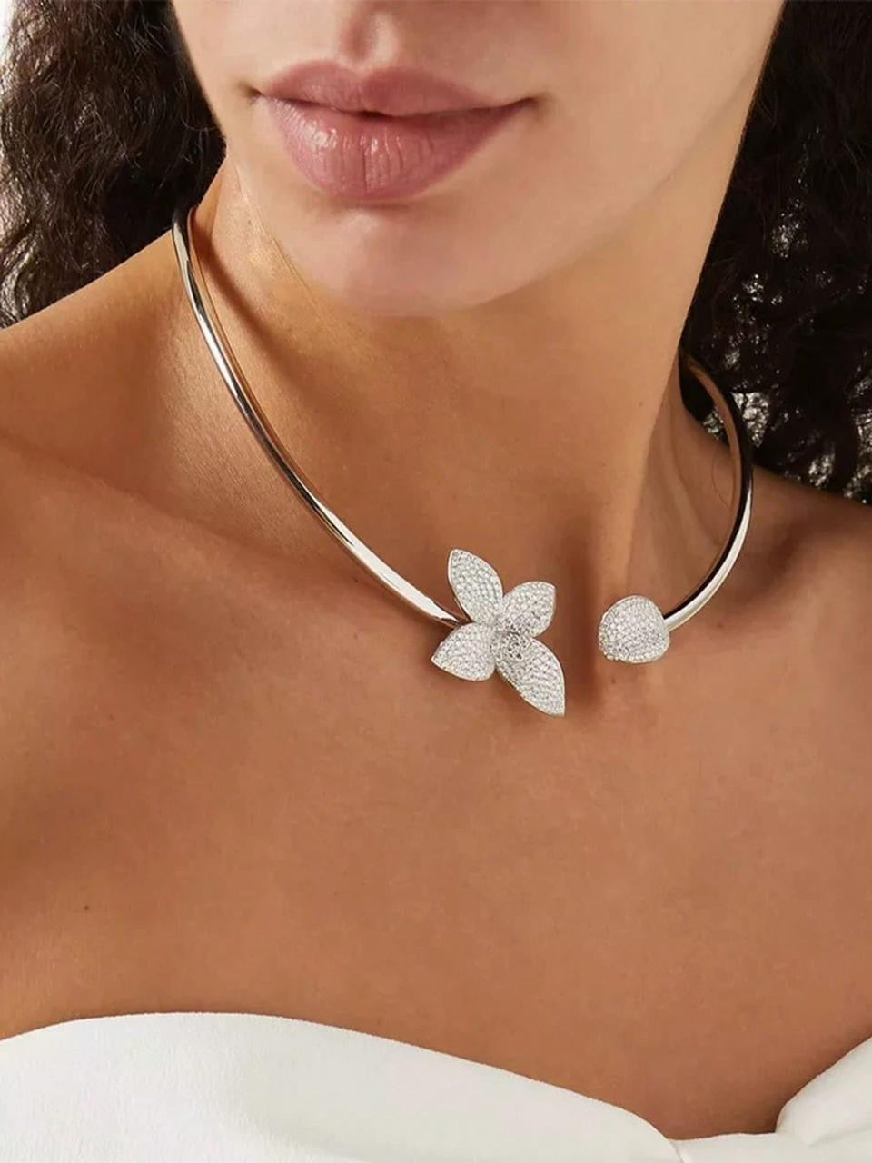 BUTTERFLY GLOW NECKLACE